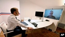 Președintele francez Macron ascultându-l din sudul Franței pe premierul britanic Starmer în cadrul unei întâlniri video în cadrul Coalition of the Willing, marți, 19 august 2025.