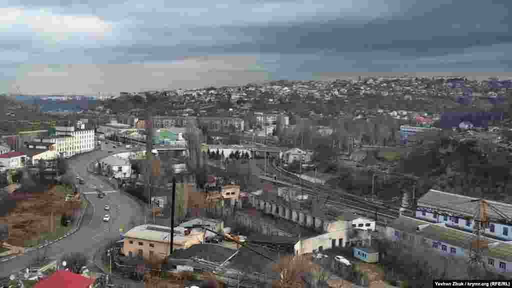 У місці «впадання» Сарандінакіної балки в Південну бухту розташований залізничний вокзал. Раніше можна було через нього дорогами вийти прямо в балку. Зараз вокзал з усіх боків обгороджений забором із спіраллю Бруно, а вхід на територію лише при пред'явленні паспорта і через рамки металодетекторів. Але є й інша дорога, що веде в балку – з боку спуску Котовського