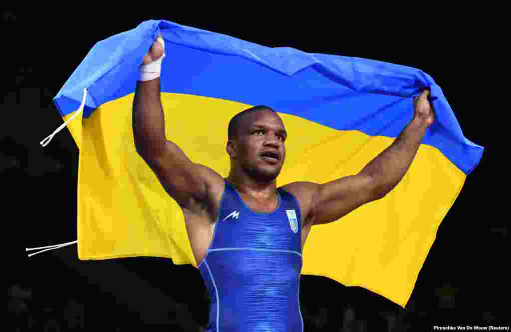 Український борець Жан Беленюк завоював золото на Олімпійських іграх у Токіо. У фіналі він переміг угорця Віктора Лерінца.  Після завершення поєдинку Беленюк, загорнутий в український прапор, станцював гопак. Це перше українське «золото» на цій Олімпіаді