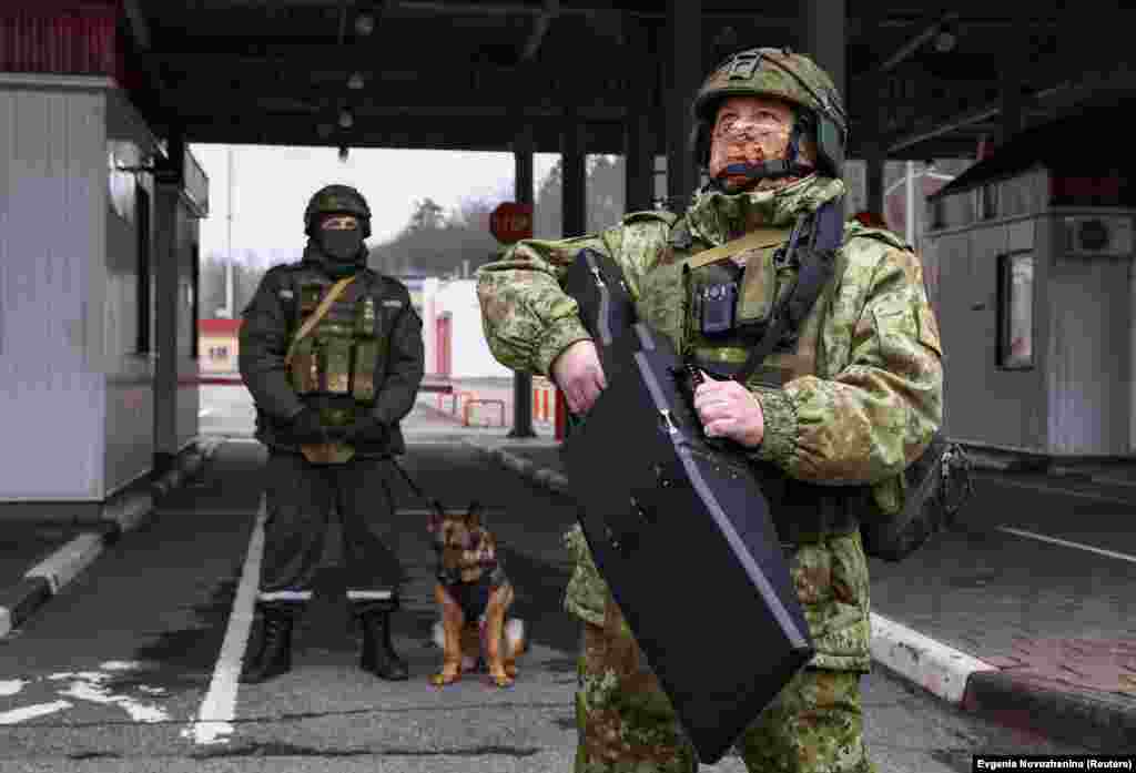 Белорусский военный с устройством для борьбы с беспилотниками на границе с Украиной. "Для предотвращения нарушений государственной границы беспилотниками пограничники вооружены радиоэлектронными ружьями и помповым оружием", – сообщил журналистам представитель Государственного пограничного комитета Беларуси  