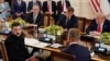 Președintele ucrainean Volodimir Zelenski în timpul unei întâlniri cu președintele american Donald Trump, președintele francez Emmanuel Macron, prim-ministrul britanic Keir Starmer și președintele finlandez Alexander Stubb, la Casa Albă, 18 august 2025.