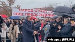 Milorad Dodik, donedavni predsjednik RS, sa pristalicama prilikom dolaska na suđenje u Sarajevu, 5. decembra 2024. godine