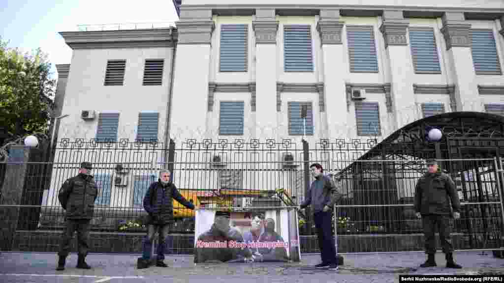 Романа Сущенка який прилетів в Росію до родичів, 30 вересня в Москві затримали співробітники ФСБ Росії, оголосивши його співробітником української розвідки, який «цілеспрямовано збирав відомості, які є державною таємницею, про діяльність Збройних сил Росії