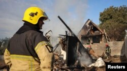 Pompierii intervin la locul unui atac cu rachete rusești, la periferia orașului Liov. Ucraina, 21 august.