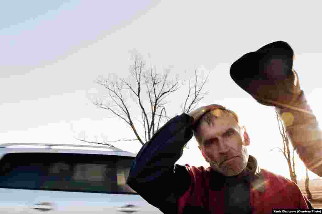 Қадами 47-сола, ки хуб намешунавад, дар вилояти Маскав дар як вагон бо 5 мардикори дигар зиндагӣ мекунад. 