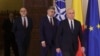 De la stânga la dreapta: Kelemen Hunor, Marcel Ciolacu și Ilie Bolojan. Partidele celor trei – UDMR, PSD și PNL – au condus România în ultimii patru ani, când țara a ajuns la un deficit bugetar record.