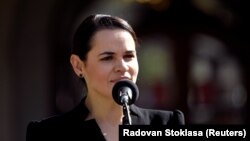 «У мене часто на Заході питають: «чи розуміють росіяни білоруську мову, коли ви починаєте говорити?». Я відповідаю: «ні, не розуміють, але українці нас зрозуміють», – розповіла Світлана Тихановська