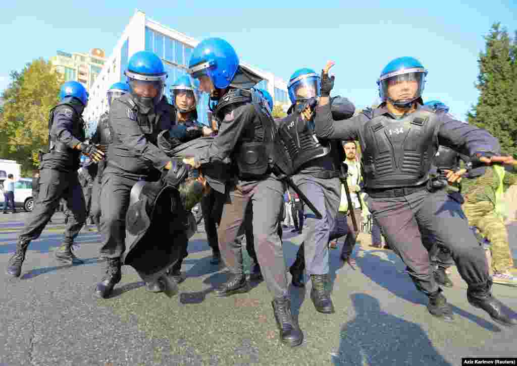 У столиці Азербайджану Баку поліція затримала десятки опозиційних активістів перед запланованою на 19 жовтня акцією протесту. Як повідомляє азербайджанська служба Радіо Свобода, серед затриманих – лідер опозиційної Партії народного фронту Азербайджану Алі Керімлі. Більшість затриманих звинуватили в дрібному хуліганстві і непокорі поліції і заарештували на терміни від 10 до 30 діб.  