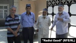 Чор сокини ноҳияи Дӯстӣ дар назди дафтари Радиои Озодӣ дар Душанбе.