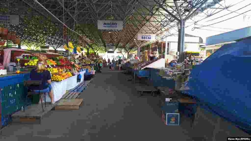 У рядах з овочами і фруктами – малолюдно  