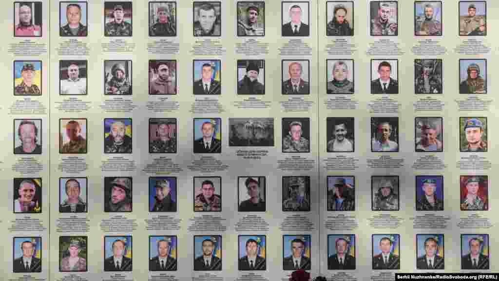 Стіна пам’яті на мурі Михайлівського золотоверхого монастиря у пам’ять загиблих оборонців України