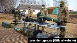 تصویری آرشیوی از سربازان اوکراینی با سامانه موشکهای ضدتانک