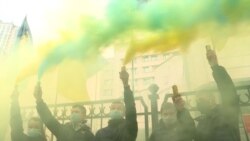 Під стінами КСУ активісти виступили проти розгляду судом закону «про мову» – відео Під стінами КСУ активісти виступили проти розгляду судом закону «про мову» – відео