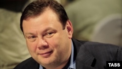 Серед таких найближчих до Кремля людей російський експерт називає і представника групи «Альфа» Михайла Фрідмана, відомого в Україні своєю участю у фінансуванні меморіального проєкту в Бабиному Яру