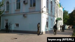 Озброєні люди оточили будівлю Меджлісу кримськотатарського народу. Сімферополь, 16 вересня 2014 року