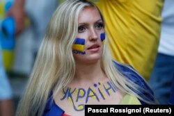 Вболівальниця національної збірної України під час Чемпіонату Європи з футболу. Місто Лілль (Франція), 12 червня 2016 року