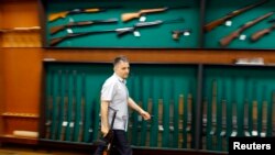 Србија - Работник носи пушка М70 во изложбената сала „Застава оружје“, Крагуевац, 8 мај 2013 година.