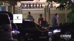 За жінкою вивезли третій візок з пакунками, один із яких нагадував елітний бренд Louis Vuitton