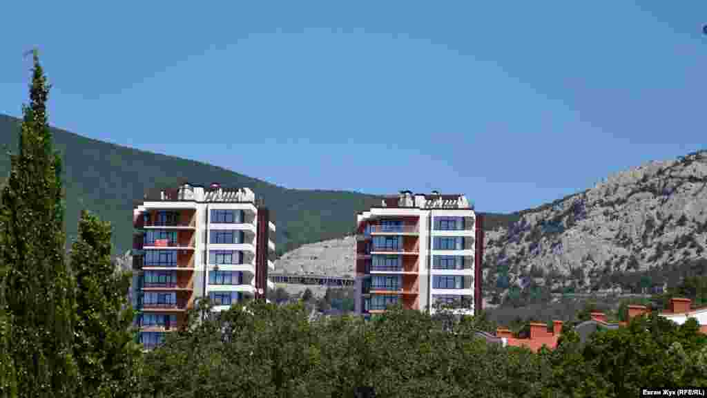 Ці висотки з апартаментами побудовані під виглядом пансіонату фірмою «Парангон», підконтрольною родині ексміністра оборони України Павла Лебедєва