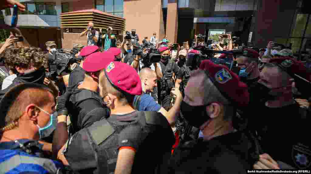 Тим часом частина людей, які прийшли підтримати Стерненка, були невдоволені присутністю знімальної групи телеканалу «ZIK», який входить в орбіту кума президента Росії Володимира Путіна, народного депутата України Віктора Медведчука