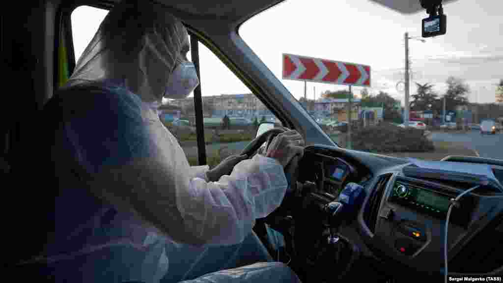 Водитель «скорой помощи» едет на вызов в Симферополе