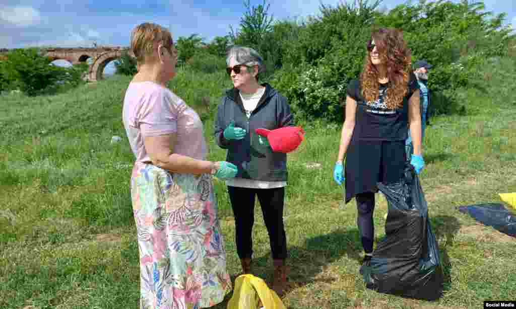 И министерката за образование и наука, Весна Јаневска, им се придружи на илјадниците волонтери.