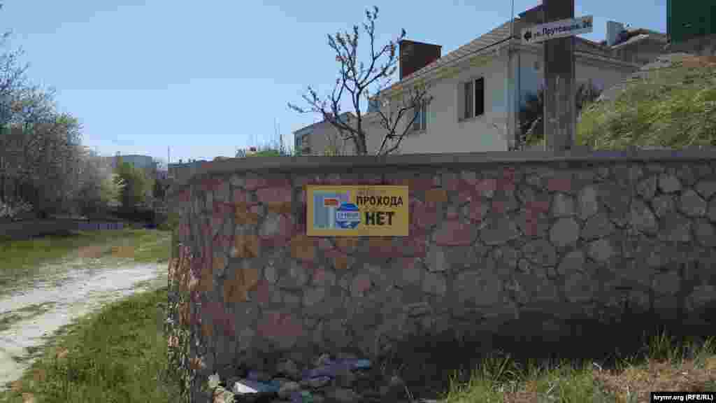 На насипному ґрунті тут побудовані приватні будинки. Під час дощів вода тече не тільки дном, але і схилами. А також із найближчих вулиць – зливова каналізація тут влаштована досить своєрідно, потоки просто перенаправлені в яр