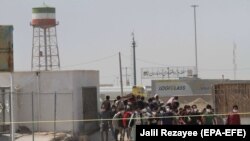 له هېواده وتونکي یو شمېر افغان ځوانان - تصویر له ارشیفه