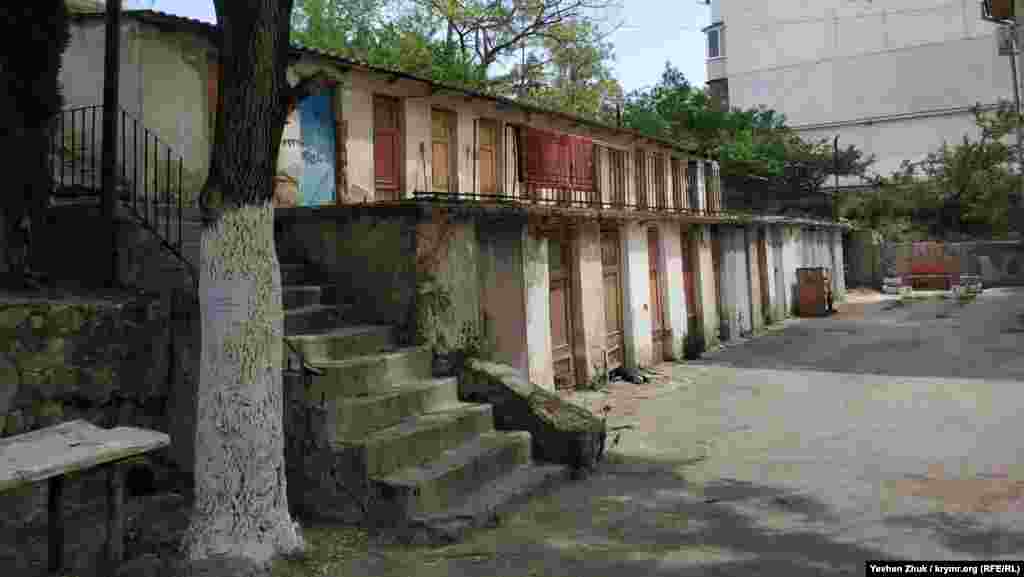 Колишні вугільно-дров'яні комори в одному з дворів біля старого будинку №2, побудованому в 1926 році за проєктом архітектора Володимира Карловича Ретлінга. Будинок стоїть під косогором, на якому терасами збудовані комори, в яких жителі раніше зберігали дрова і вугілля – до обладнання будівлі центральним опаленням