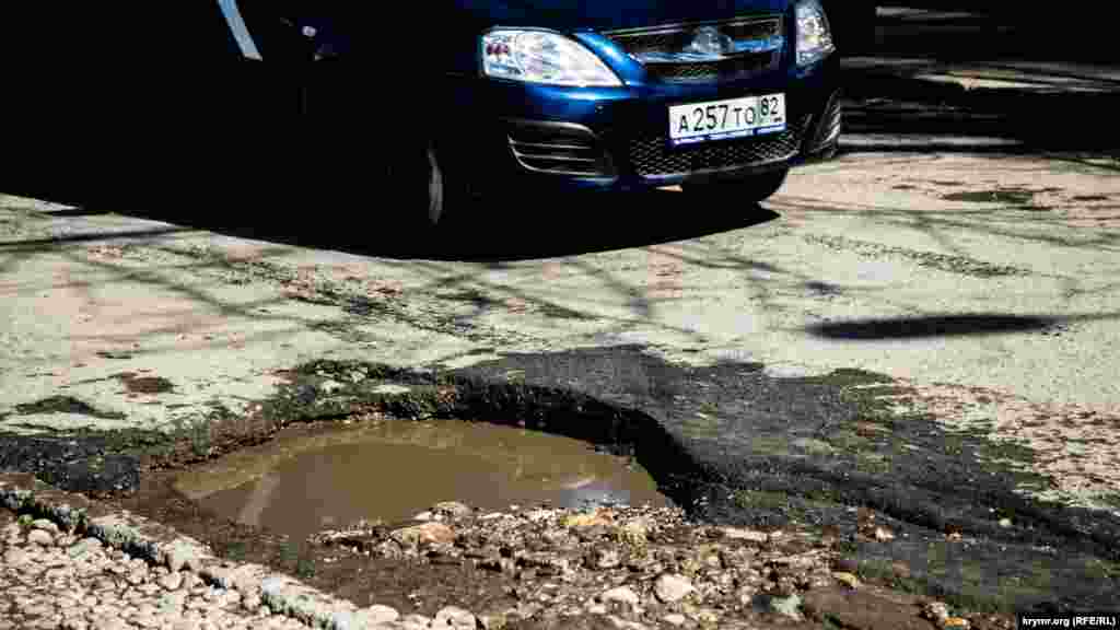 Про такі ями водії зазвичай говорять: «І колесо можна залишити»