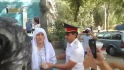 Модари ҳамлагари сайёҳони хориҷӣ мехост худро дар назди САҲА оташ занад Модари ҳамлагари сайёҳони хориҷӣ мехост худро дар назди САҲА оташ занад