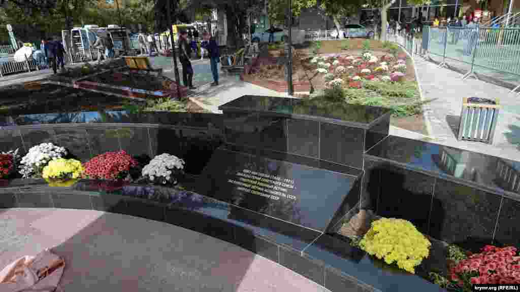 За пам'ятником розбитий квітник між гранітними плитами