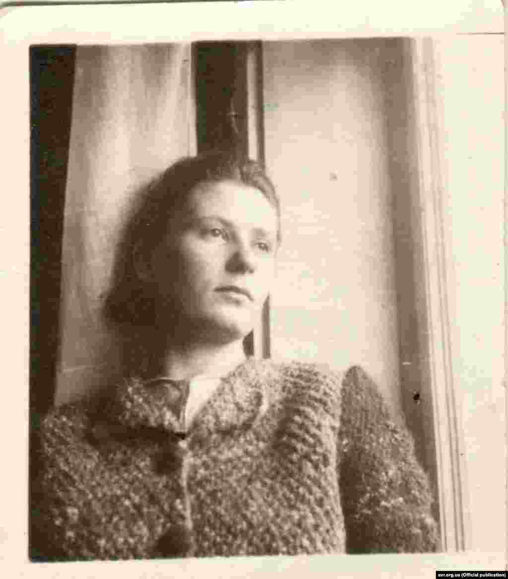 Ірина КОЗАК-САВИЦЬКА Псевдо: «БИСТРА» Діяльність: зв'язкова та закордонний кур’єр Романа Шухевича, член Українського Червоного Хреста, ОУН та УПА.  ***** Безкомпромісно засуджувала половинчастість та позерство, ненавиділа зрадників.  Особливе місце в її житті займала робота у Українському Червоному Хресті.  «Найтяжчим моїм обов’язком було повідомити Шухевича про арешт його родини. Він був людиною готовою на кожну особисту жертву і доказам це цілим своїм життя. Але заразом він був людиною дуже чуттєвою у відношенні до родини. Він прийняв цей удар мужньо, але змінився в очах...», – згадувала «Бистра».