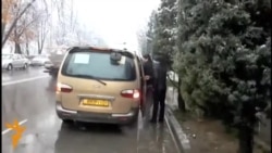 Ҳамзамон бо бориши барф баъзе ронандагони таксӣ нархро боло бурдаанд Ҳамзамон бо бориши барф баъзе ронандагони таксӣ нархро боло бурдаанд
