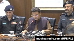 د سيند د کورنیو چارو وزیر ضیاالحسن لنجار له پوليس افسرانو سره يو ځای په کراچۍ کې خبري غونډې ته وينا کوي ـ د اکتوبر ۲۷مې انځور