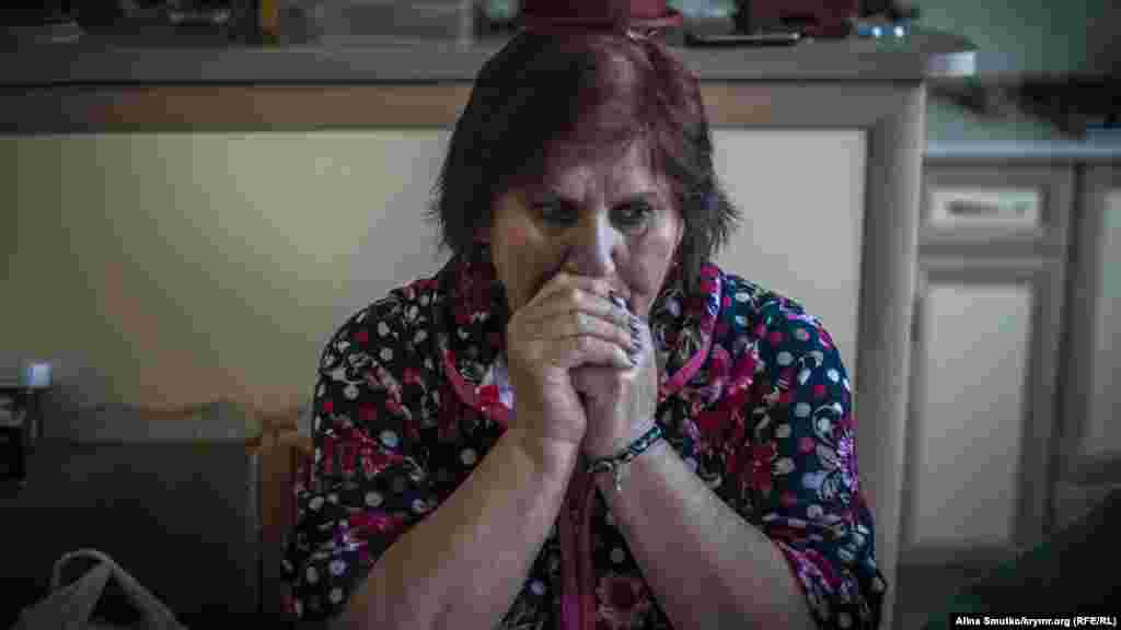 Крымскотатарская женщина Азры Умерова плачет в своем доме в Краснокаменке (Кызылташ), Южное побережье Крыма, 22 марта 2017 года. Она – мать арестанта Арсена Джеппарова, обвиненного российскими правоохранителями в причастности к запрещенной в России мусульманской организации «Хизб ут-Тахрир» и приговоренному к 7 годам лишения свободы. По данным Крымскотатарского ресурсного центра, за последние 10 лет зафиксировано более 300 политически мотивированных заключений. Более 200 политзаключенных – представители крымскотатарского народа. Фото Алины Смутко.