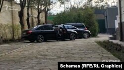 Журналісти помітили біля входу в заклад ще автівки, які чекали, однак менеджер переконував, що ними приїхали мешканці готелю