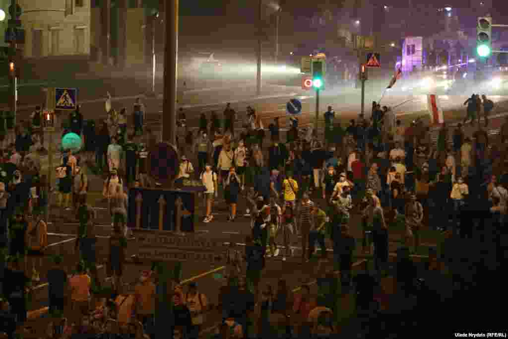 На Кальварійській вулиці в Мінську силовики стріляли в людей гумовими кулями. Щонайменше трьох людей поранили, їх забрала «швидка»