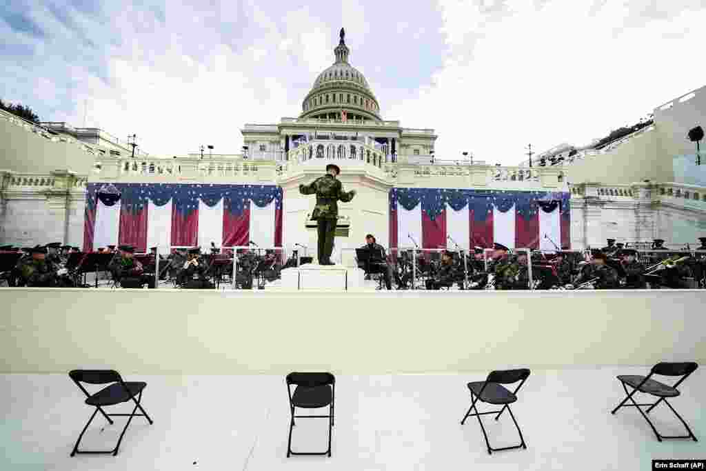 Учасники військового оркестру беруть участь у генеральній репетиції церемонії вступу на посаду обраного президента Джо Байдена та віцепрезидентки Камали Гарріс у Капітолії, 18 січня 2021 року