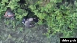 Російський військовослужбовець намагається запустити генератор, аби заживити засіб РЕБ