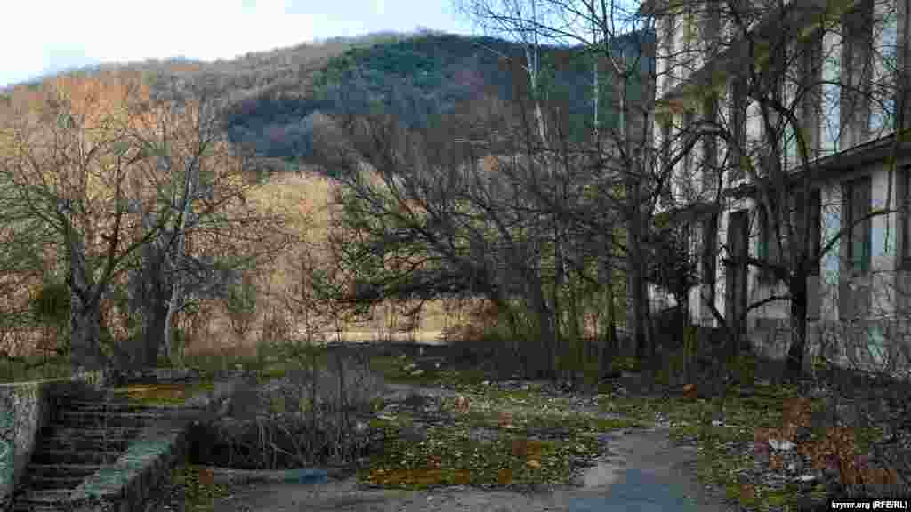Поруч із селом для військовослужбовців секретного об'єкта побудували військове містечко: казарми, їдальню та інші об'єкти. Сьогодні вони зяють порожніми вікнами, цегляні стіни поступово розбирають, бетон розбивають для вилучення арматури