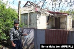 Олександр показує уламки БПЛ, який атакував його будинок