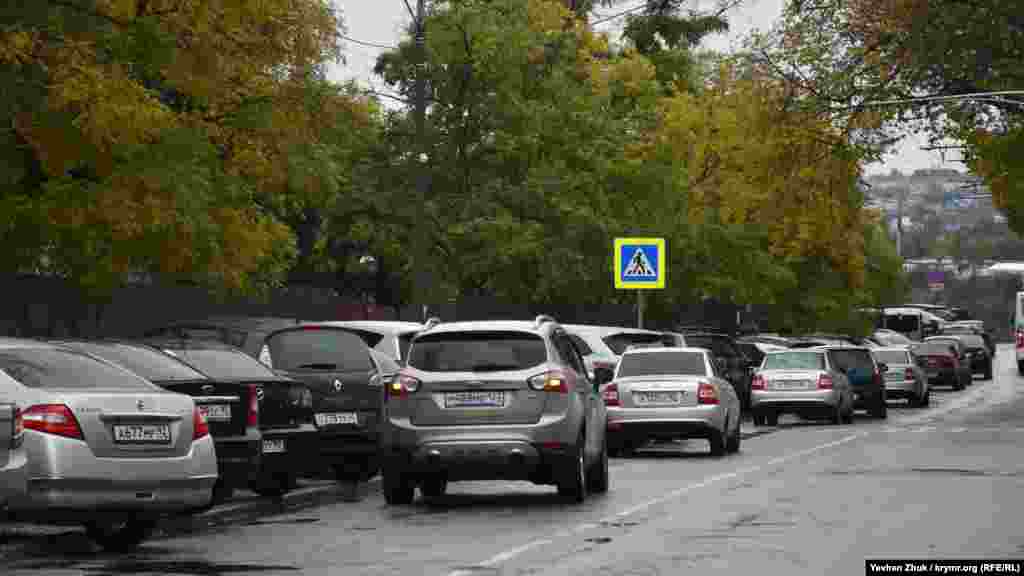Біля будівлі російської поліції на вулиці Пушкіна автомобілі припарковані у два ряди – це заборонено правилами дорожнього руху