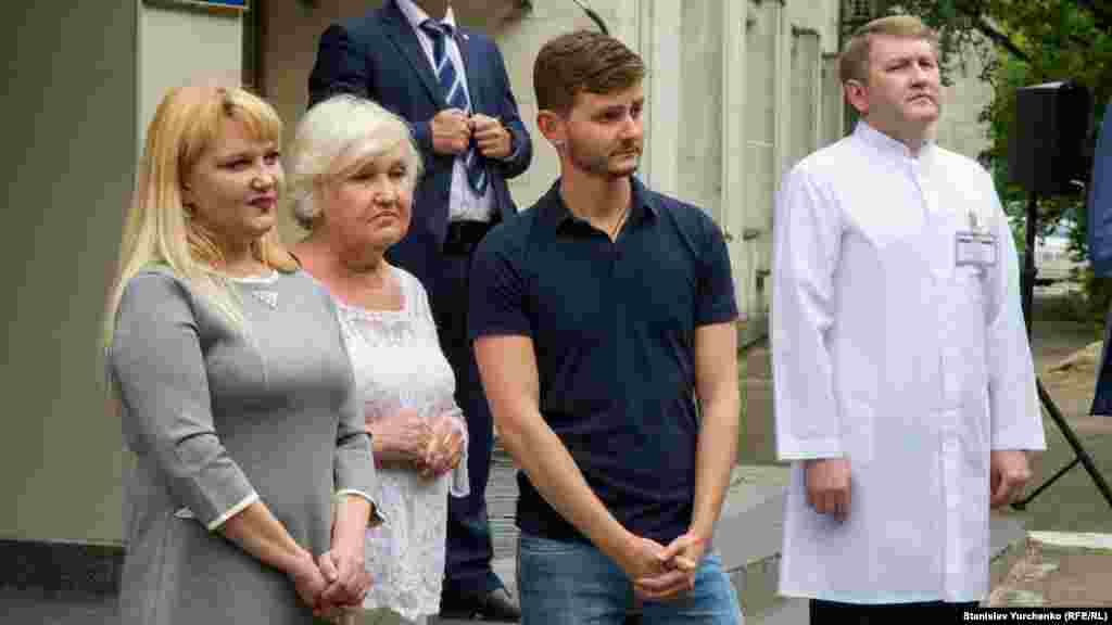 Зустрічати Афанасьєва приїхали його мати, бабуся і друг