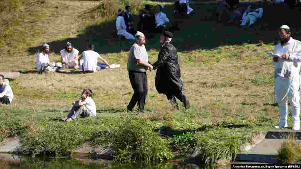 На Рош ха-Шана у хасидов есть традиция ходить к озеру – там они молятся и "сбрасывают свои грехи в воду"