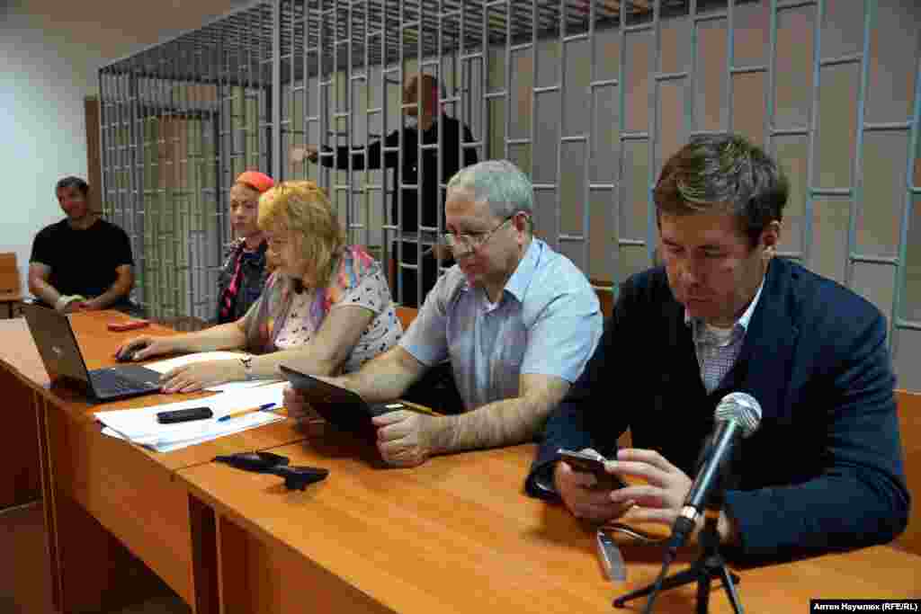Захищали українців адвокати Марина Дубровіна, Докка Іцлаєв і, на прохання Надії Савченко, – Ілля Новіков