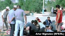 Striking oil workers (file photo)