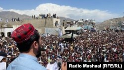 پښتون ژغورنې غورځنګ دا جلسه په داسې وخت کې کوي چې په جنوبي وزیرستان او ورسره لکېدلي شمالي وزیرستان کې د خلکو په وینا امنیتي حالات یو ځل بیا خراب شوي دی.