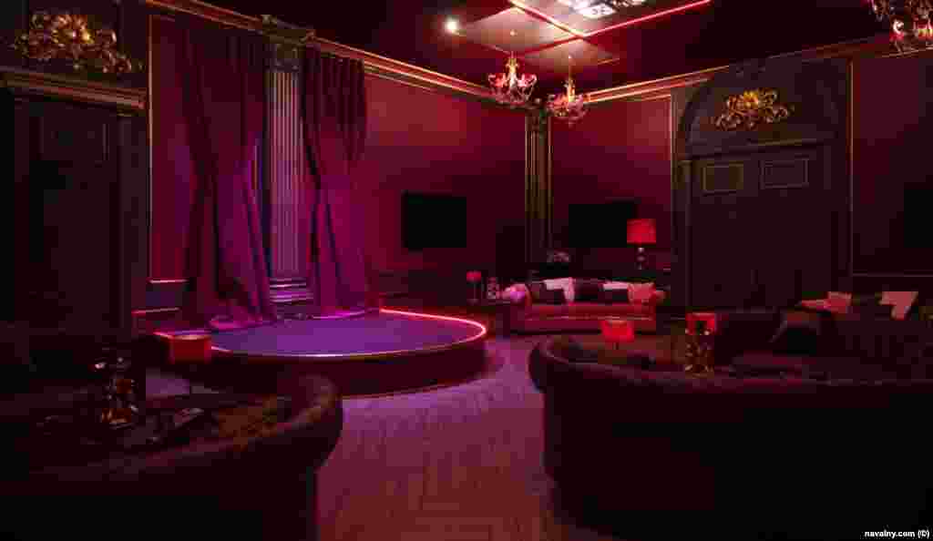 На этой иллюстрации изображена комната во дворце, в которой якобы установлен танцевальный шест