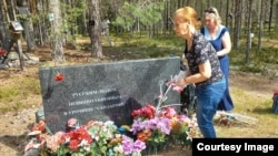 Люди ухаживают за памятниками репрессированным